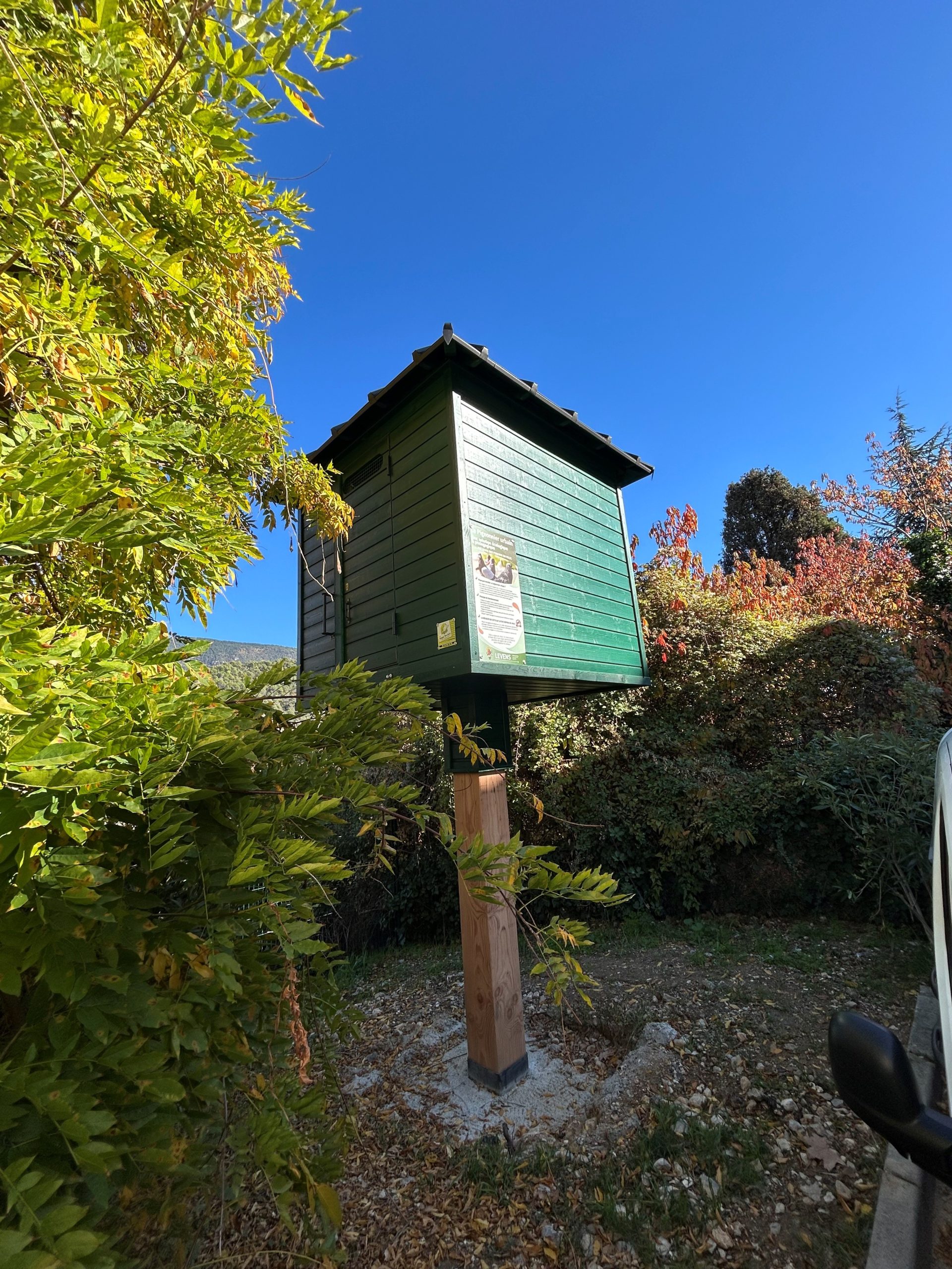 Installation d’un pigeonnier au parking municipal : un geste utile pour le village et respectueux des animaux
